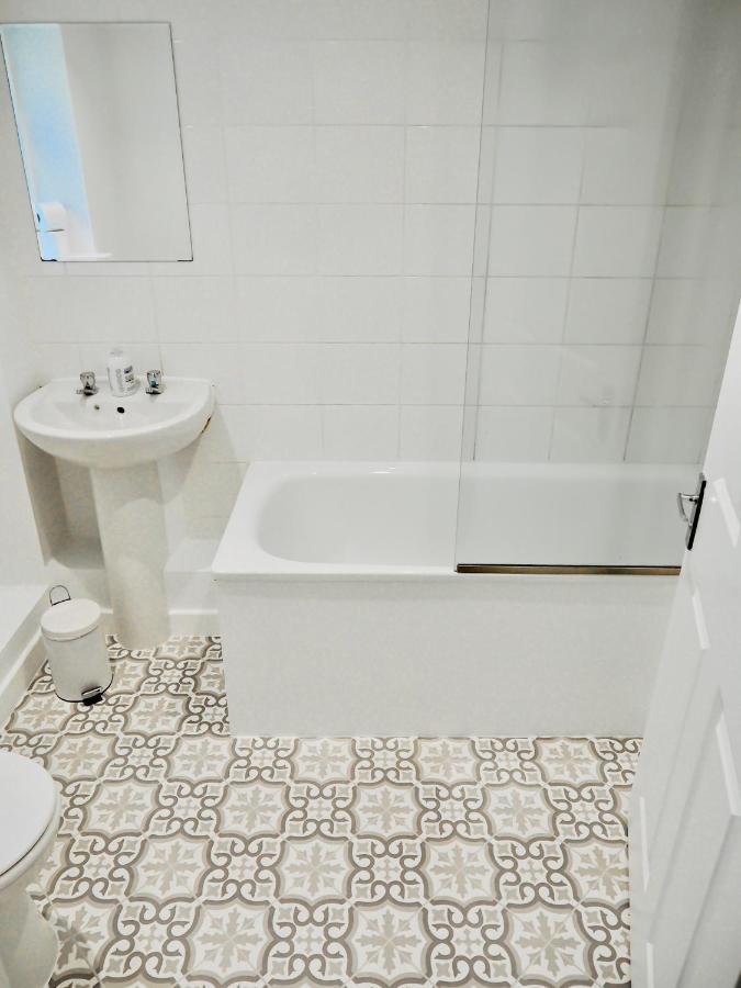 Private Parking Stylish Great Location Apartment Гилдфорд Екстериор снимка