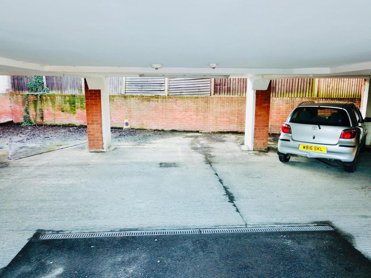 Private Parking Stylish Great Location Apartment Гилдфорд Екстериор снимка